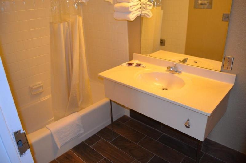 Shorecrest Motor Inn Detroit Bagian luar foto